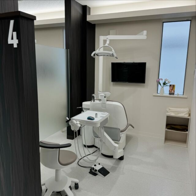 new chair💺🦷💉

本日、新しいユニットが入りました📢

当院では、現在4台の診療用チェアがありますが、更にもう1台新しい診療用チェアが入りました✊❤️‍🔥

当院のチェアユニットは、歯科のトップメーカーのモリタ社製を使用しております☁️🫧🪽

座り心地が良く、安心安全清潔を保つ為、毎日隅々までしっかりお掃除しております🧹😊
 また、当院では診療室をすりガラスで仕切り、半個室となっております🌿

他の患者様に治療風景を見られる心配がなく、プライバシーが守られた環境で治療を受けて頂けますのでご安心下さいね☺️🤝 
🦷もりうえ歯科クリニック🦷
【休診日】木・日・祝 〒615-0097 京都府京都市右京区山ノ内大町8-2 電話番号：075-366-8222
#もりうえ歯科クリニック#歯科医院#歯医者#歯医者さん#歯科医師#歯科衛生士#歯科助手#歯列矯正#矯正#歯の矯正#ワイヤー矯正#マウスピース矯正#きれいな歯#きれいな口元#裏側矯正#むし歯予防#インビザライン#インビザライン矯正#マウスピース矯正#ホワイトニング#京都#kyoto#京都市#右京区#太秦天神川#京都市右京区#西院#京都歯医者#京都市歯医者#右京区歯医者#西院歯医者